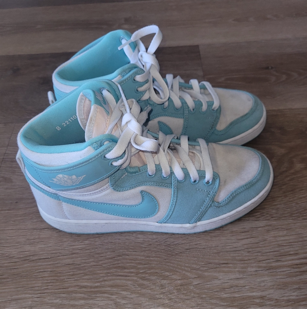 Retro Nike Air Jordan 1 KO "Bleached Aqua" sneakers